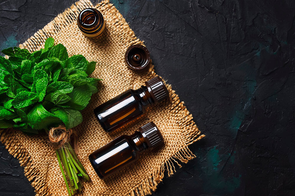 Huile essentielle de menthe poivrée pour les cheveux : bienfaits et utilisations